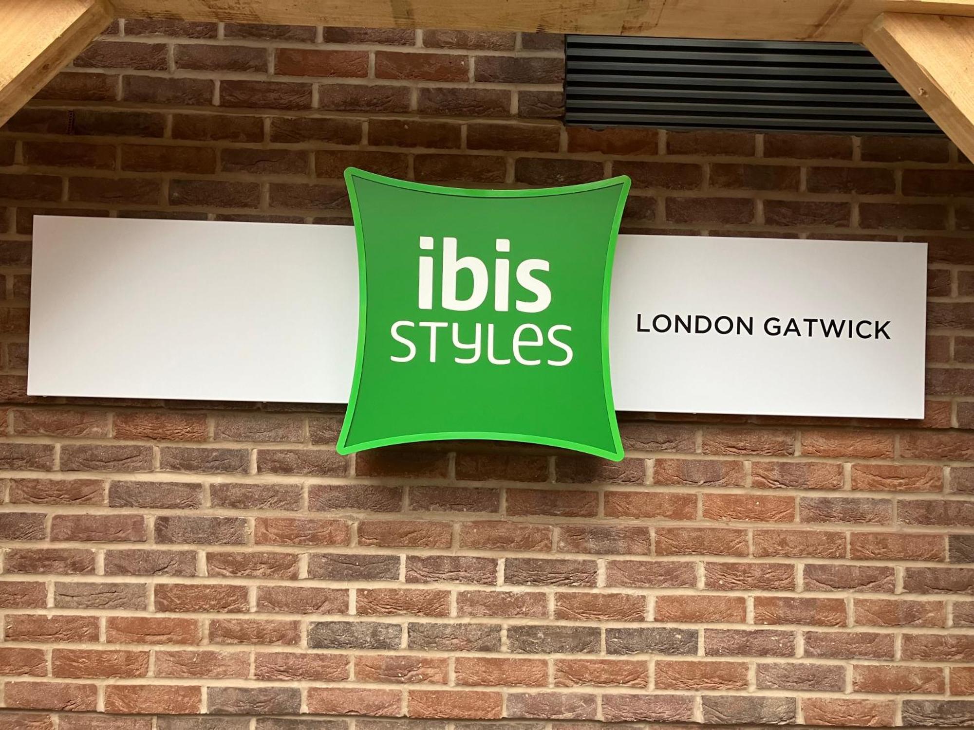 Ibis Styles London Gatwick Airport Hotel Crawley  Exterior photo